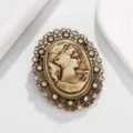 Broche camafeo vintage con elegante retrato tallado engastado en un marco de filigrana de pedrería. - Estilo D / Dorado