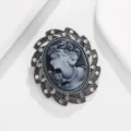 Broche de camafeo vintage con perfil de dama clásico decorado con pedrería brillante. - Estilo B / Gris