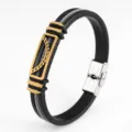 Detailweergave van heren roestvrij staal en zwarte siliconen armband met gouden accent. - Boog