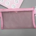 Roze transparante mesh etui, minimalistische opbergtas voor briefpapier en kantoor. - Roze