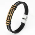 Gedetailleerd overzicht van een zwarte siliconen armband met gouden accent en stalen sluiting. - Abstract Patroon