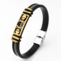 Gedetailleerd overzicht van siliconen en roestvrij staal schedelarmband voor heren. - Schedel