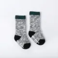 Dicke gebreide antislip babysokken met groene boord en gemêleerd design voor kinderen. - S (0-1J) / Donkergroene ribboorden