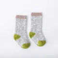 Knusse gebreide kindersokken met antislipzool en roze boorden voor herfst en winter. - S (0-1J) / Khaki Boord