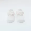 Witte babysokken met roze volants van zacht gekamd katoen voor kleine meisjes van 0 tot 1 jaar. - S (6-12M) / Wit