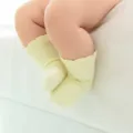 Fijne gekamde katoenen babysokken met delicate kanten rand, zachte lichte gele variant. - Geel / Maat XS (0-6 Maanden)