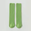 Groene geribbelde kindersokken, effen kleur middenbuis sokken voor kinderen, comfortabele baby. - Fruitgroen