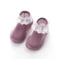 Schöne lila Babyschuhe als Lauflernsocken mit weisser Spitzenrüsche und Gummisohle. - Lila mit Gitterbesatz / 22-23 (12.5-13.5cm)