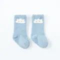Chaussettes douillettes bleu fluffy pour bébé avec joli motif de nuage blanc, chaudes et épaisses. - Nuage Bleu