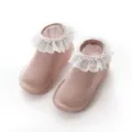 Rosa Babyschuhe Lauflöser Socken mit Weißer Spitze und Gummisohle für Kleinkinder Mädchen Variante - Spitze Hellrosa