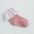 Jolies chaussettes bébé roses avec volant en dentelle blanche, confortables et douces. - Rose foncé