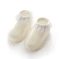 Süße Babyschuhe mit Gummisohle und Spitzenrüsche für Kleinkinder und Neugeborene. - Spitze Milchweiß