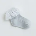 Chaussettes pour bébé gris uni côtelées avec de superbes volants en dentelle blanche. - M 1-3 Ans / Gris