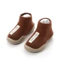 Braune Babyschuhe mit Gummisohle, bequeme Strick Laufsocken für Kleinkinder und Babys. - Stoffetikett Schokolade
