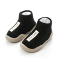 Schwarze Babyschuhe mit rutschfester Gummisohle, bequeme Sockenschuhe für Kleinkinder. - Schwarz mit Etikett