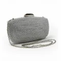 Détail de pochette tissée en PU argenté avec texture délicate, chaîne métal et fermoir. - Argent