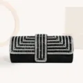 Détail de pochette de soirée strassée exquise, design à rabat géométrique étincelant. - Noir