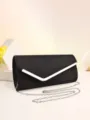 Vue détaillée de la pochette de soirée noire pailletée pour femme avec fermoir métallique en V. - Noir