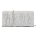 Détail de pochette de soirée à paillettes argentées avec plis ondulés et chaîne métallique. - Argent