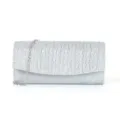 Vue détaillée de la texture du sac de soirée plissé pailleté argenté et chaîne en métal. - Taille unique / Argent