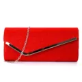 Détail de pochette de soirée à paillettes rouges avec barre métallique et bandoulière. - Rouge