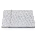 Detailaufnahme der silbernen Glitzer-Abendtasche mit diagonaler Plissee-Struktur und Kette. - Silber