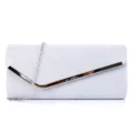 Détail de la pochette de soirée pailletée argentée, accent métallique, accessoire élégant. - Blanc