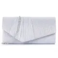 Détail de pochette de soirée pailletée argentée avec rabat plissé et chaîne en métal. - Argent