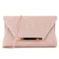 Détail de pochette à paillettes or rose montrant la barre métallique et la fine bandoulière chaîne. - Champagne