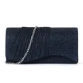 Vue detaillee de la pochette de soiree pailletee bleu fonce avec plis et chaine argentee. - Bleu foncé