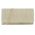 Vue détaillée de la surface de la pochette plissée chatoyante, texture étincelante et chaîne. - Or