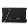 Détail de pochette de soirée noire pailletée avec barre métallique et chaîne argentée. - Noir