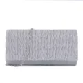 Détail de pochette de soirée plissée scintillante argentée avec bandoulière chaîne métal. - Argent