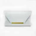 Détail de pochette de soirée pailletée argentée avec une élégante barre métallique. - Argent