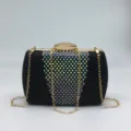 Sac de soirée pochette noir pour femme avec strass scintillants et chaîne dorée élégante. - Noir