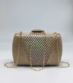 Sac de soirée pochette pailleté or avec panneau en strass et bandoulière chaîne métallique. - Or rose