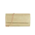Gros plan détaillé du sac clutch de soirée doré scintillant avec une fine lanière de chaîne. - Or