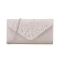 Vue détaillée de l'élégant sac de soirée plissé beige avec des strass étincelants et une chaîne. - Abricot