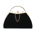 Vue détaillée du sac de soirée noir plissé avec poignée rigide dorée et des strass. - Noir