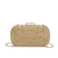 Vue détaillée du sac de soirée tissé doré avec chaîne métallique et fermoir élégant. - Or