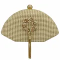 Détail de la pochette de soirée en paille tressée avec fleur en strass et pompon métallique. - Or clair