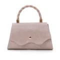 Vue détaillée du sac de soirée pailleté mettant en valeur la poignée torsadée unique. - Champagne