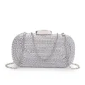 Vue de détail d'une pochette métallique tissée argentée, gros plan sur la texture du sac. - Argent