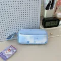 Lichtblauwe canvas etui met handvat, voorvak met rits, sterren- en strikmotieven voor studenten. - Etui Blauw