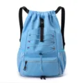 Sac à dos de sport bleu léger avec cordon de serrage, poches filet et compartiment. - Bleu ciel
