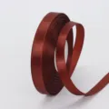 Dunkelrote einseitige Satinband Rolle, 1 cm Breite, ideal zum Verpacken von Geschenken. - 1cm x 25 Yard / Rötlichbraun