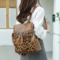 Vintage Damen Rucksack mit Leo-Muster und Quaste, stilvolle modische Mehrzweck Reisetasche. - Hellbraun
