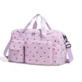 Helllila Kord-Reisetasche mit Erdbeer-Muster, leicht und tragbar, Umhängetasche. - Lila