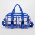 Transparente PVC Reisetasche mit blauen Gurten, zwei Vordertaschen und Schulterriemen. - Blau