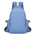Lichte casual nylon rugzak in lichtblauw vooraanzicht, minimalistische dagrugzak voor reizen. - Blauw